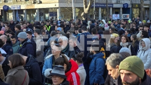Dok protestuju, ministar snima
